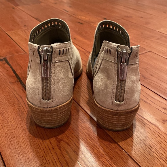 Vince Camuto low booties suede size 6W. - Picture 4 of 7